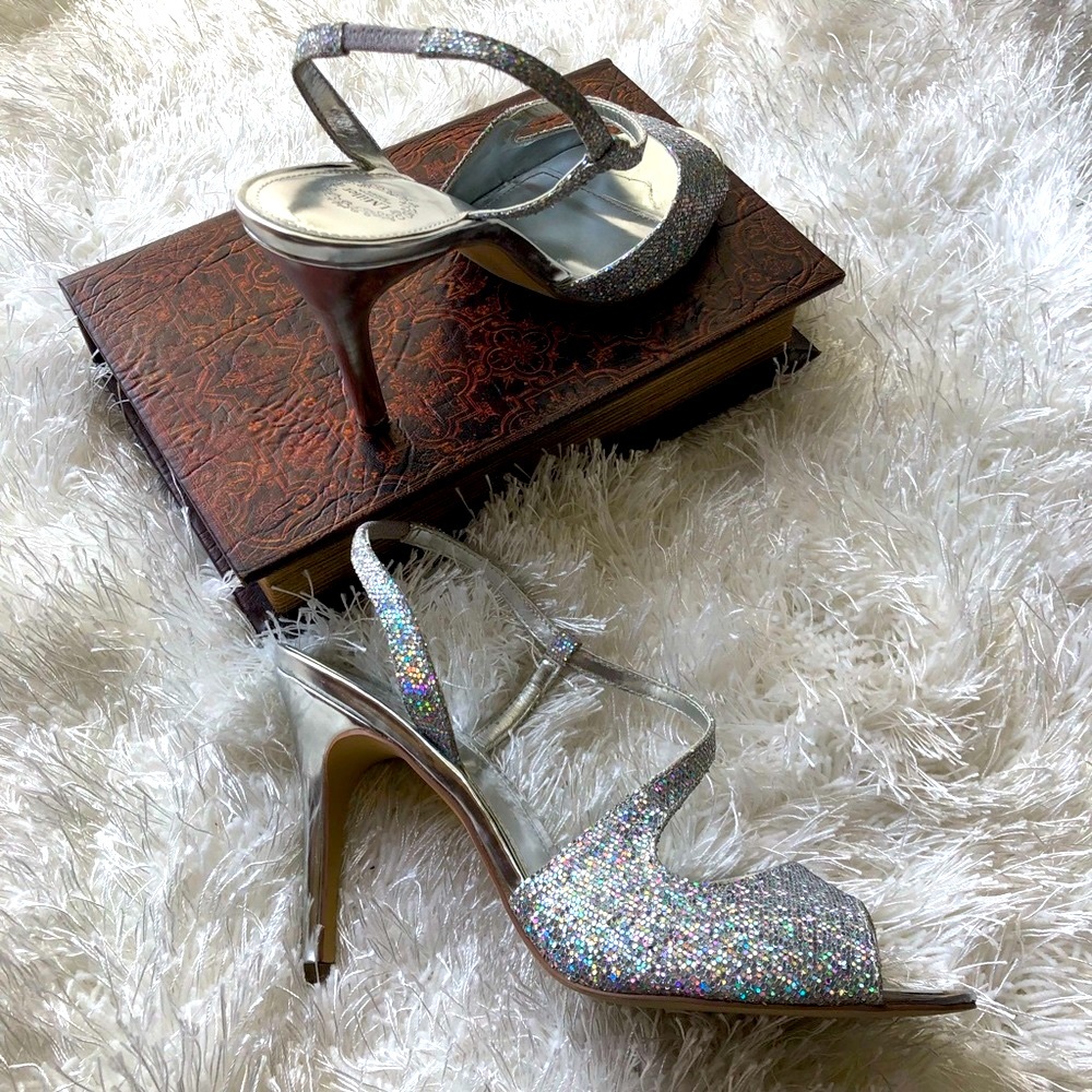 Silver Heels - Picture 3 of 8
